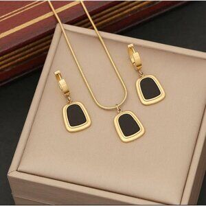 Rectangle Pendant Necklace and Earring Set in 18k Gold, Black Necklace Earrings